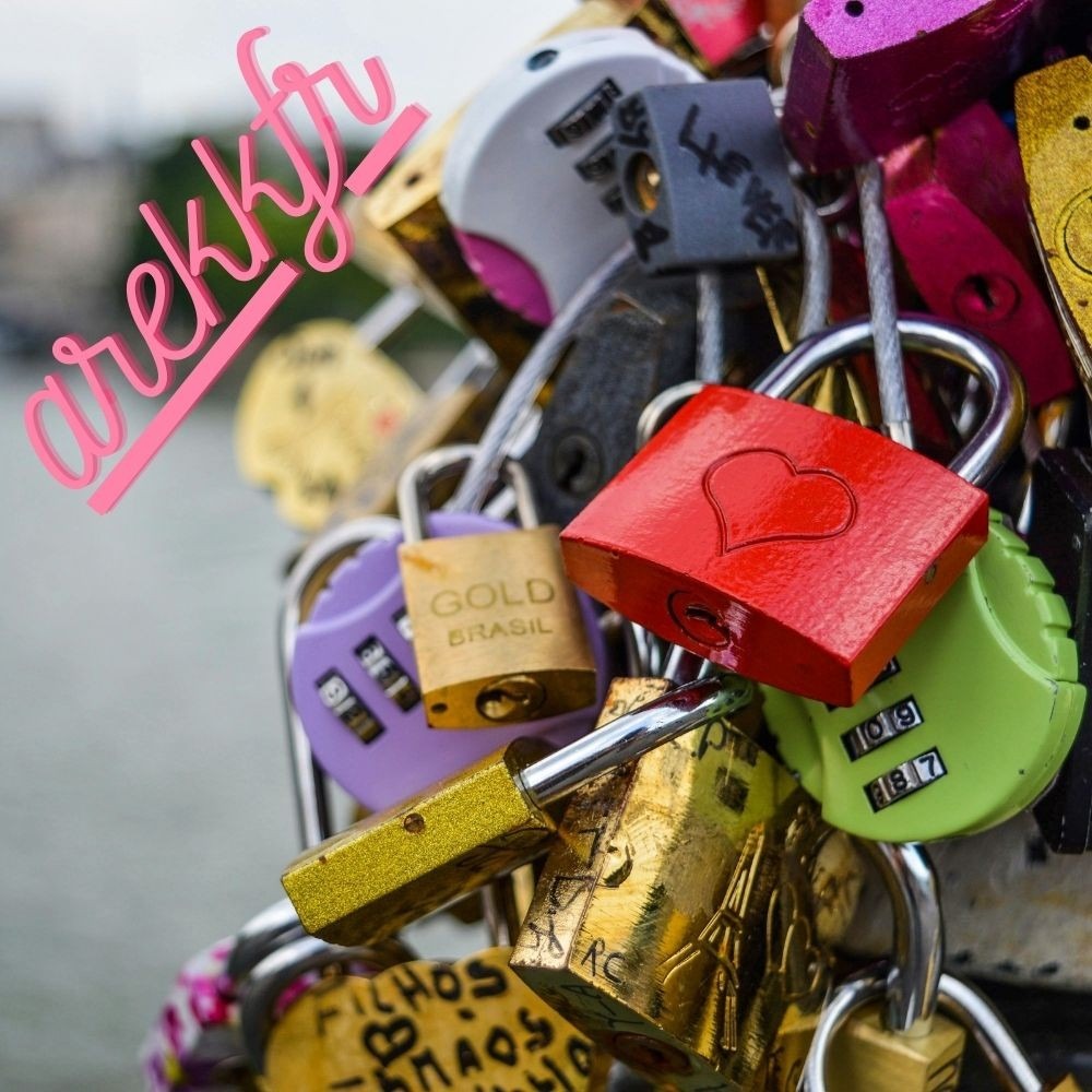 Ritual of the Love padlock to attract the loved